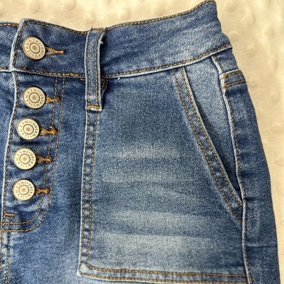 Ymi 𝅺ymi solid HighWaisted Denim Shorts with a distressed hem! - Picture 4 of 8